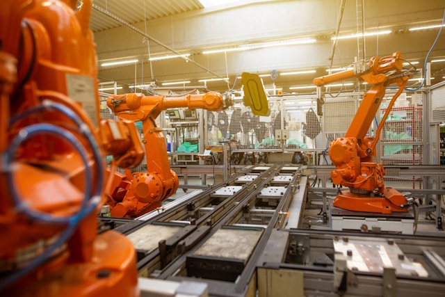 Otomatik makinelerle donatılmış fabrika alanı